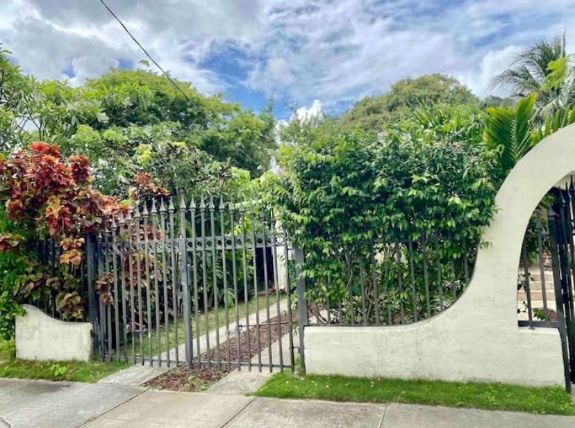 Entire Private Beautiful 2 Bedroom Plus Den House With Gated Front&Back Yard And Free Parking 10Min Drive To Miami Beach Esterno foto