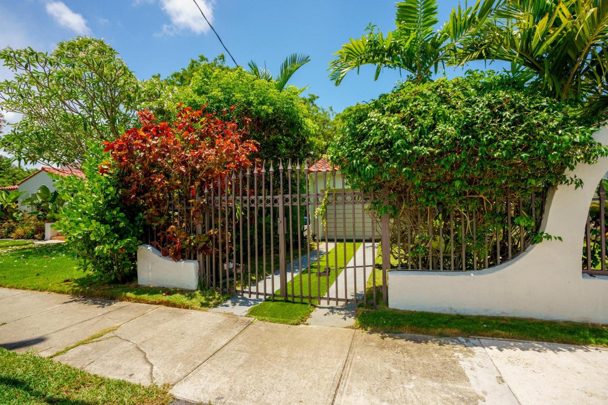 Entire Private Beautiful 2 Bedroom Plus Den House With Gated Front&Back Yard And Free Parking 10Min Drive To Miami Beach Esterno foto