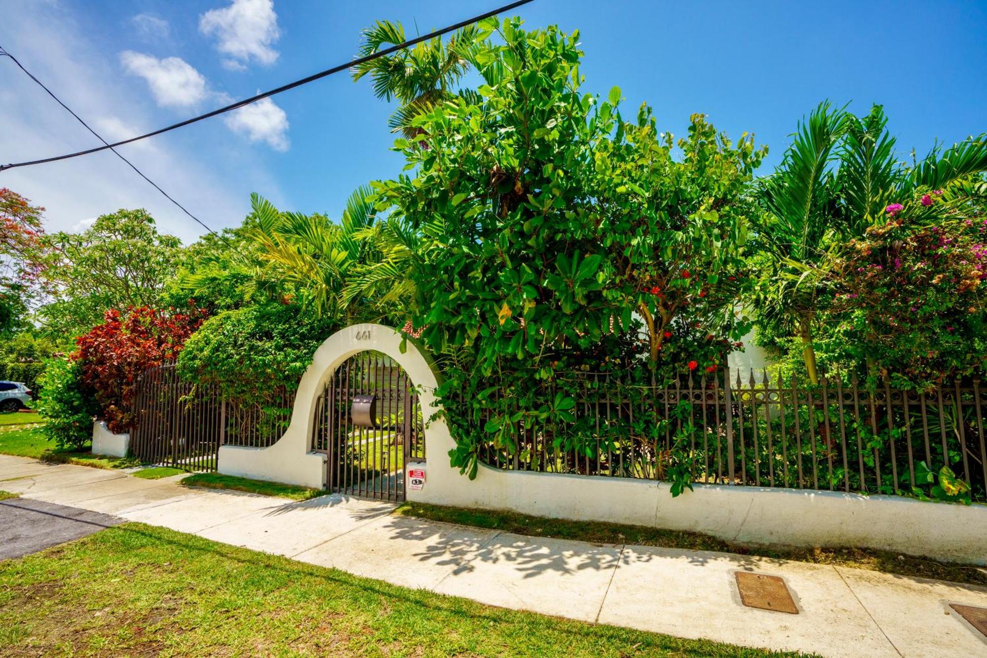 Entire Private Beautiful 2 Bedroom Plus Den House With Gated Front&Back Yard And Free Parking 10Min Drive To Miami Beach Esterno foto